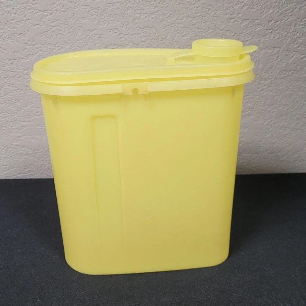 Vintage Tupperware Beverage Buddy Yellow 2-Quart Pitcher #587-2 Missing Handle